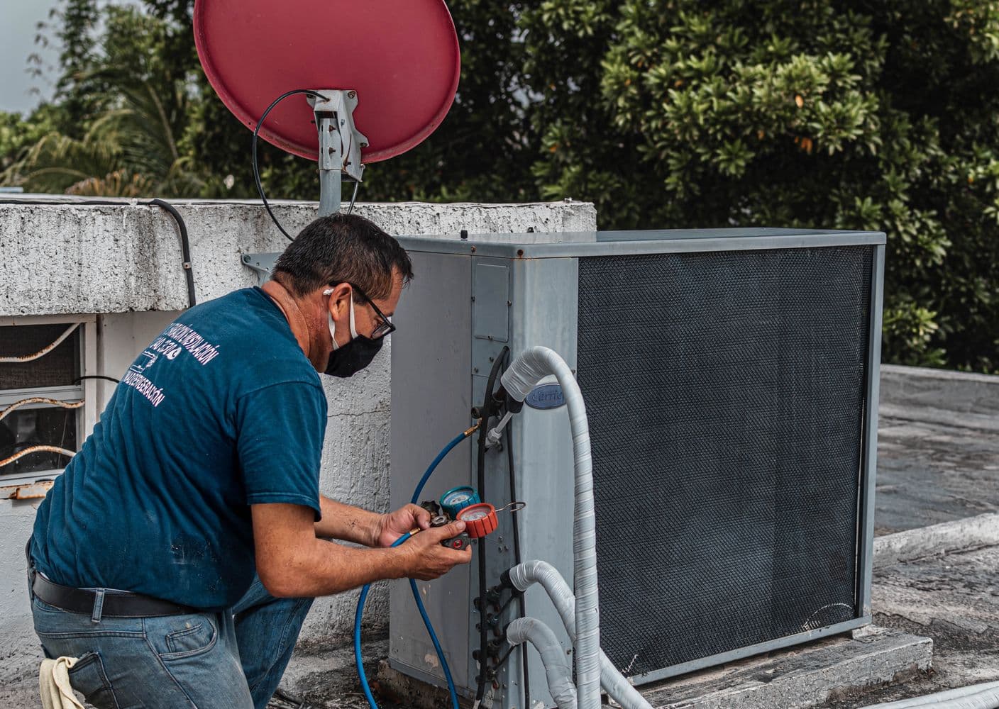 Técnico profesional revisando un sistema HVAC